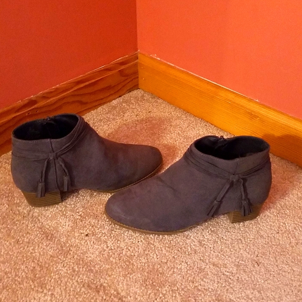 Small heel boots